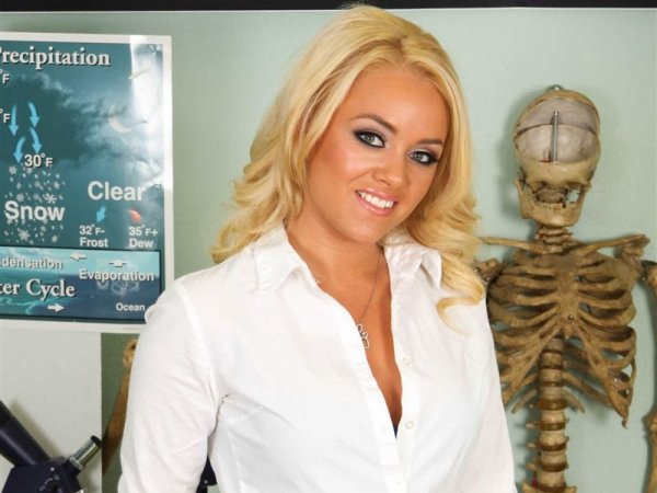 Красивая девушка Alexis Monroe